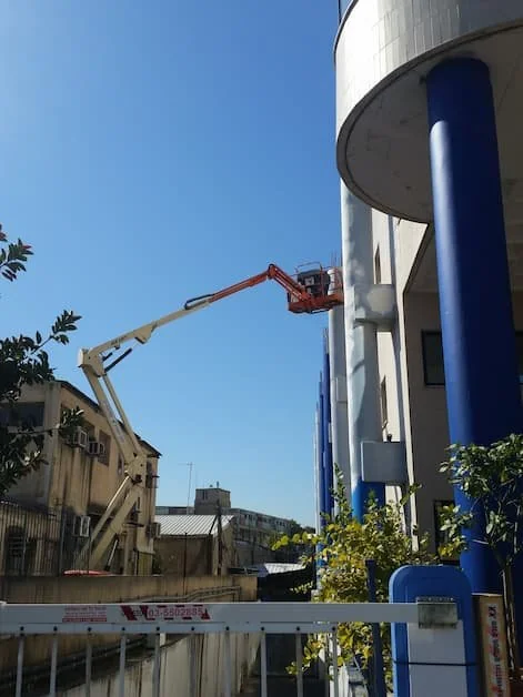 עבודת גובה לשיקום חזית בניין באמצעות במת הרמה