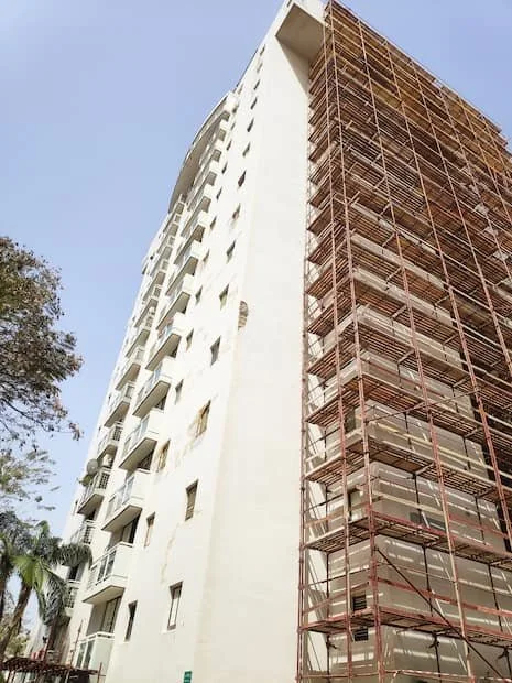 פיגומים לצד בניין מגורים במהלך עבודות שיקום וחידוש חזית
